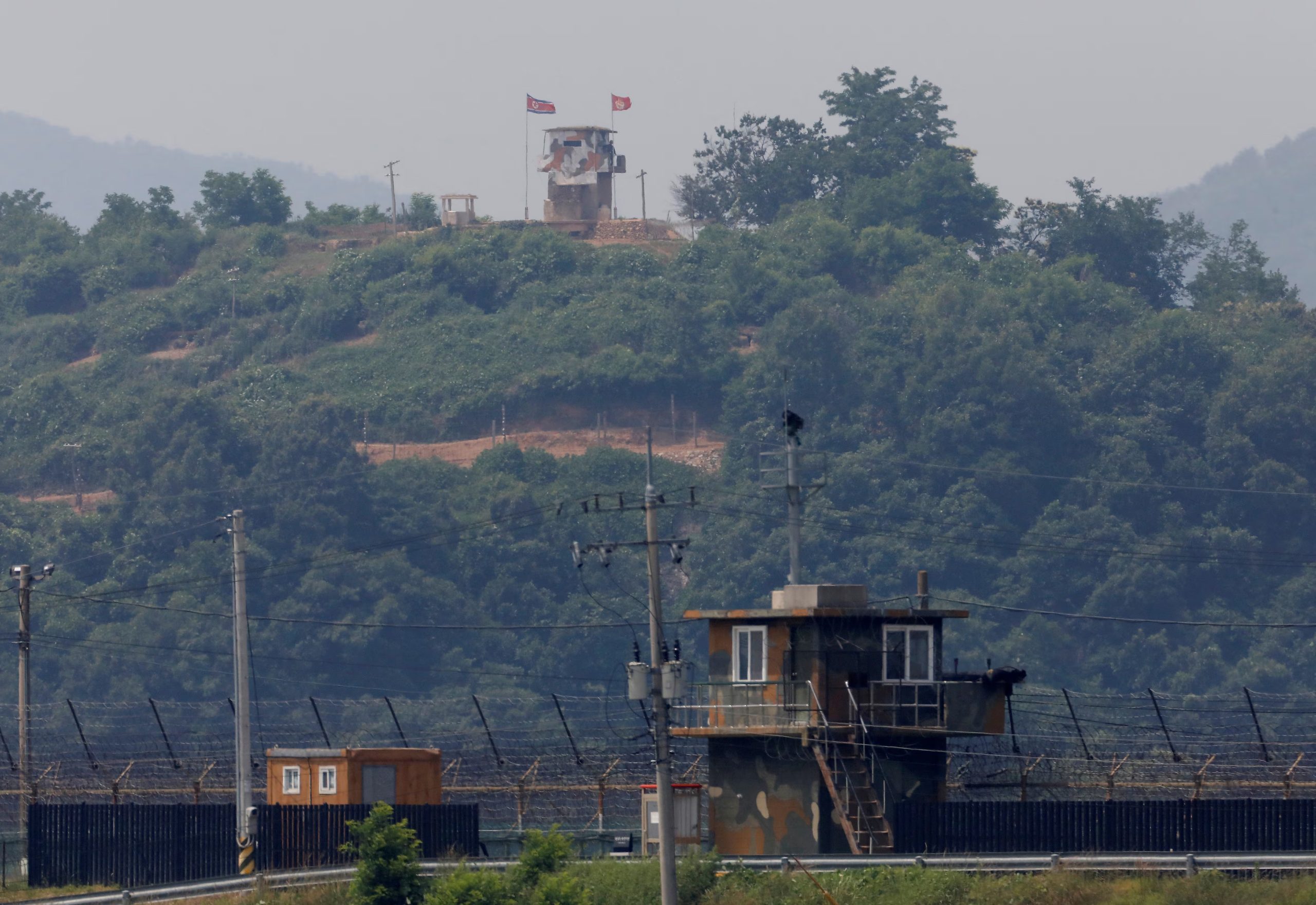 Un soldado norcoreano monta guardia en su puesto dentro del territorio norcoreano, en esta fotografía tomada desde Paju, Corea del Sur, cerca de la zona desmilitarizada que separa las dos Coreas, el 17 de junio de 2020 (REUTERS/Kim Hong-Ji/Archivo)