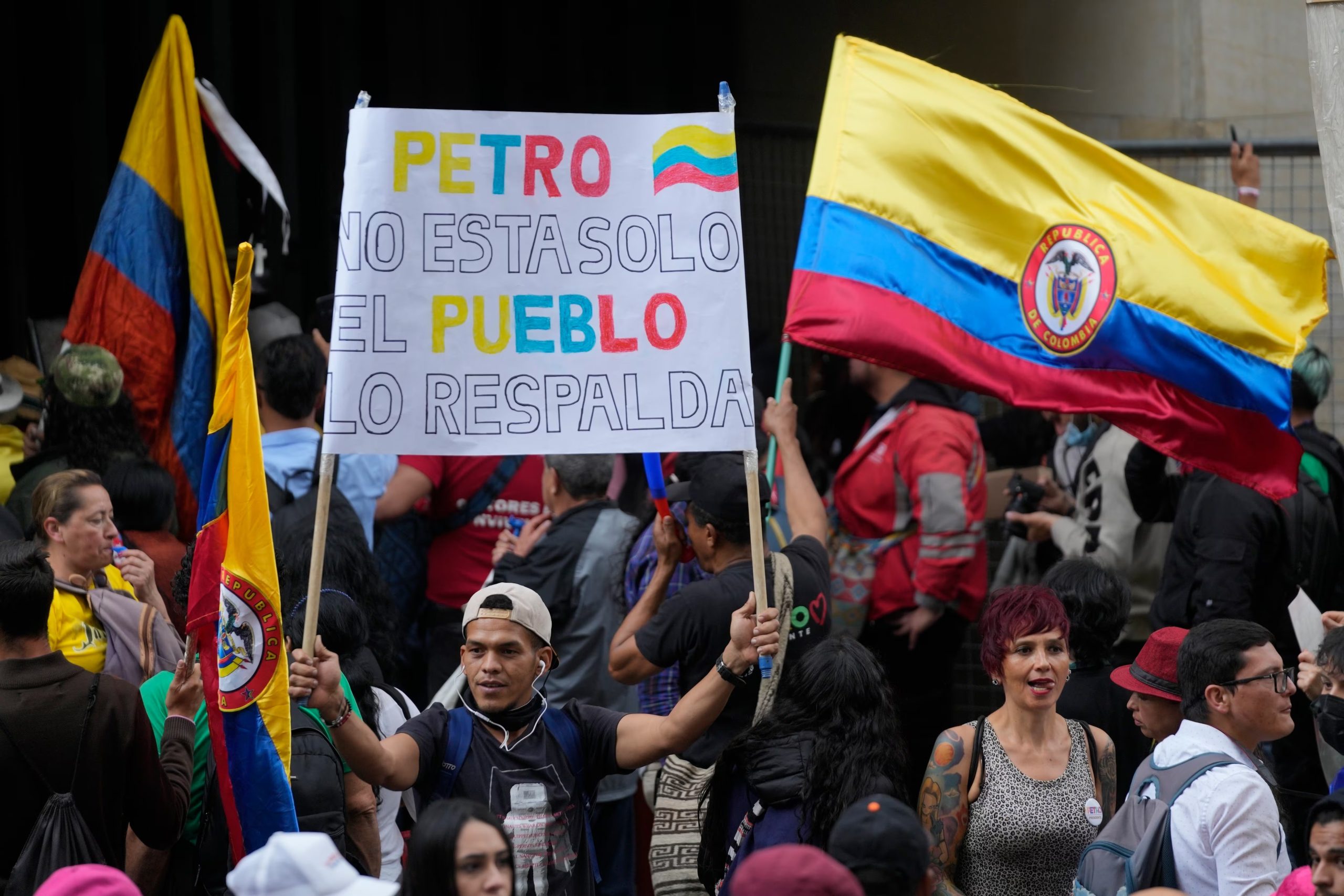 Un seguidor del presidente colombiano, Gustavo Petro, con un cartel de apoyo en un acto de protesta para reclamar la elección de una nueva fiscal general afuera de la Corte Suprema de Justicia en Bogotá, Colombia, el jueves 8 de febrero de 2024. (AP Foto/Fernando Vergara)
