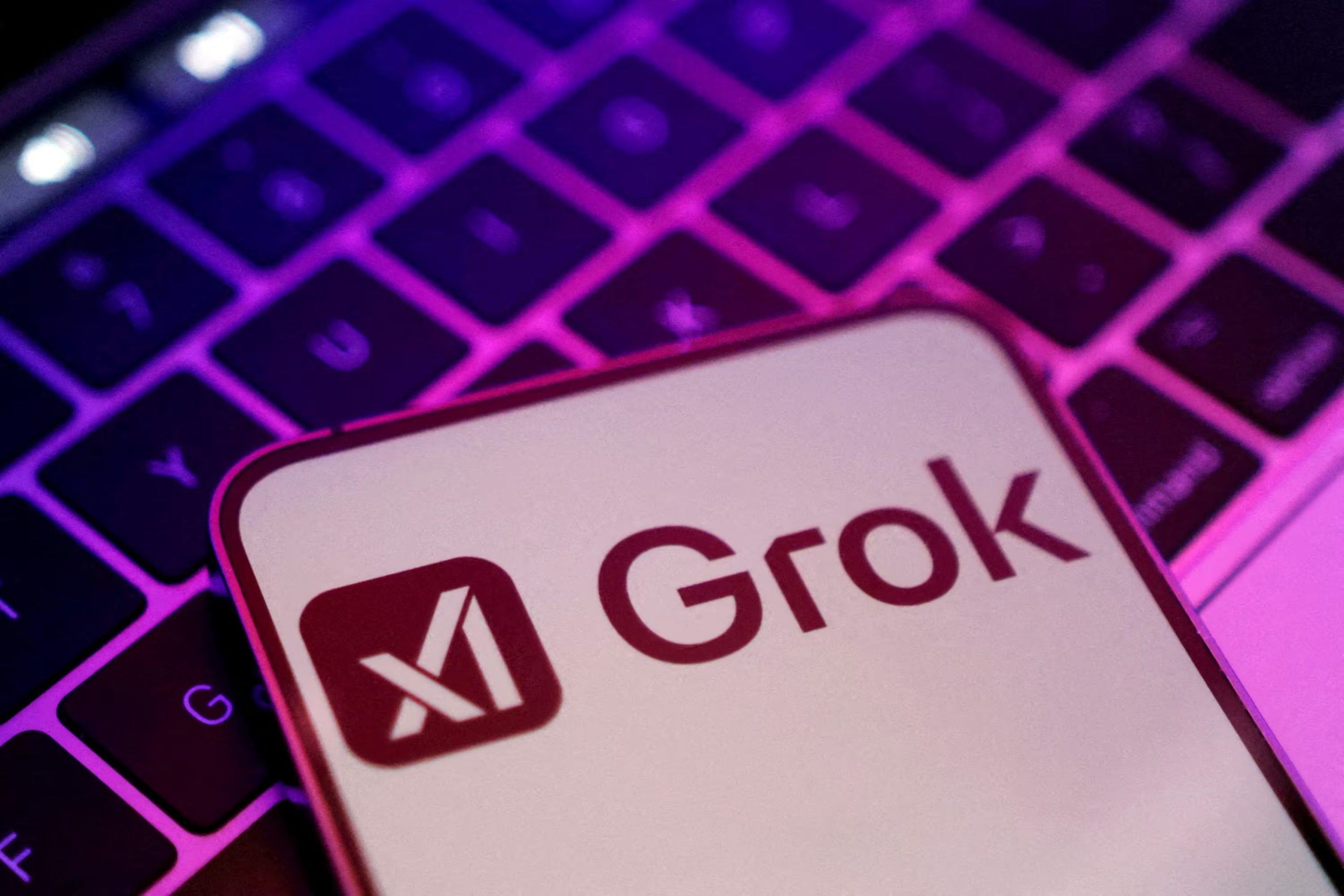 Grok Build exporta proyectos a GitHub con un clic e incorpora gestión de secretos para guardar claves de servicios externos fuera del código. (REUTERS/Dado Ruvic/Illustration/File Photo)