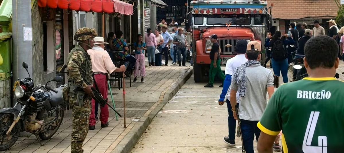 Desplazamiento forzado en Antioquia por enfrentamientos armados - crédito Colprensa