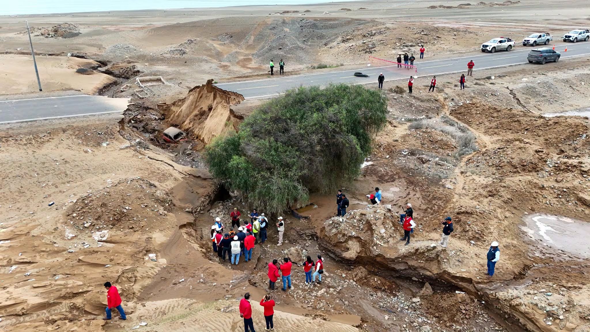 La gobernadora regional de Moquegua, Gilia Gutiérrez Ayala, inspecciona el tramo dañado de la vía Costanera en Ilo tras la caída de un huaico por el evento climático DANA Aníbal. (Foto: Gobierno Regional de Moquegua)