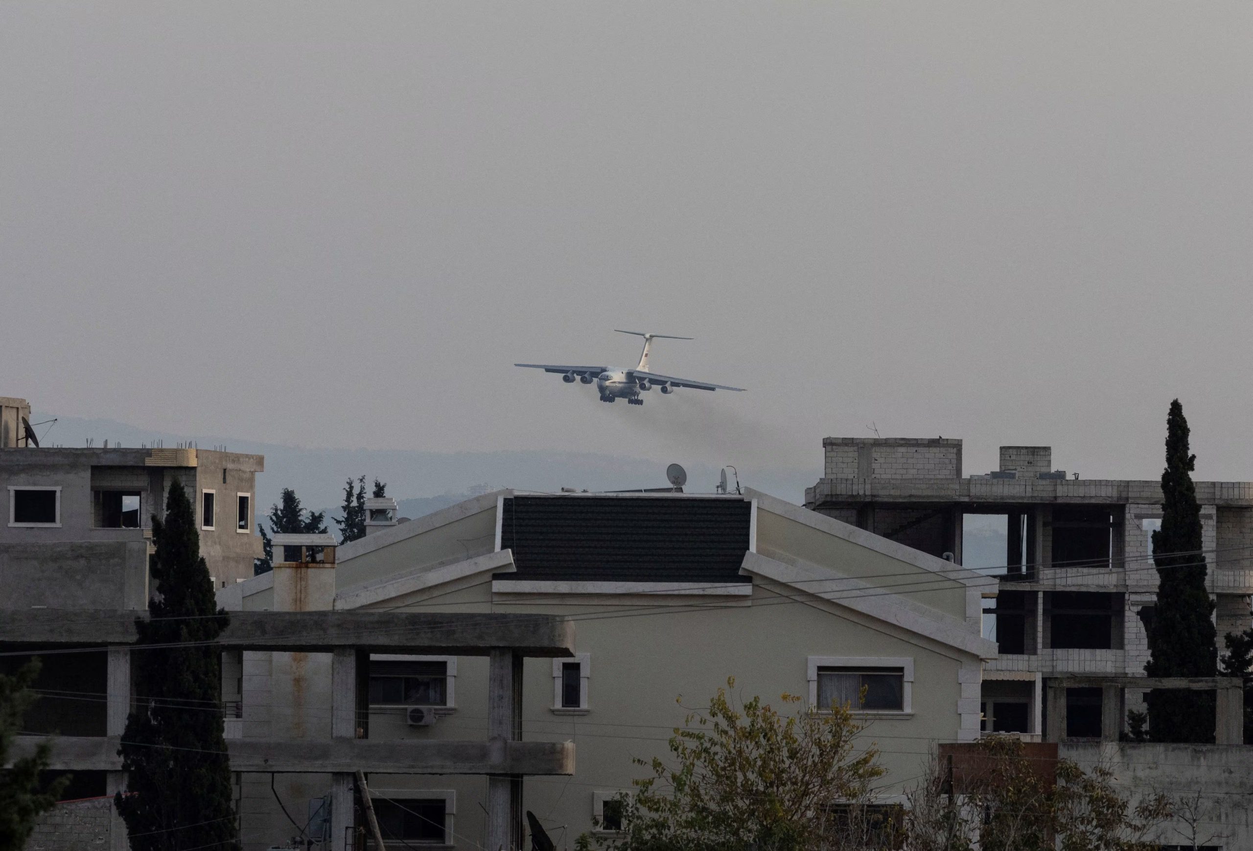 Un avión militar ruso se aproxima a la base aérea de Hmeimim en la región costera de Latakia, Siria (REUTERS/Umit Bektas)