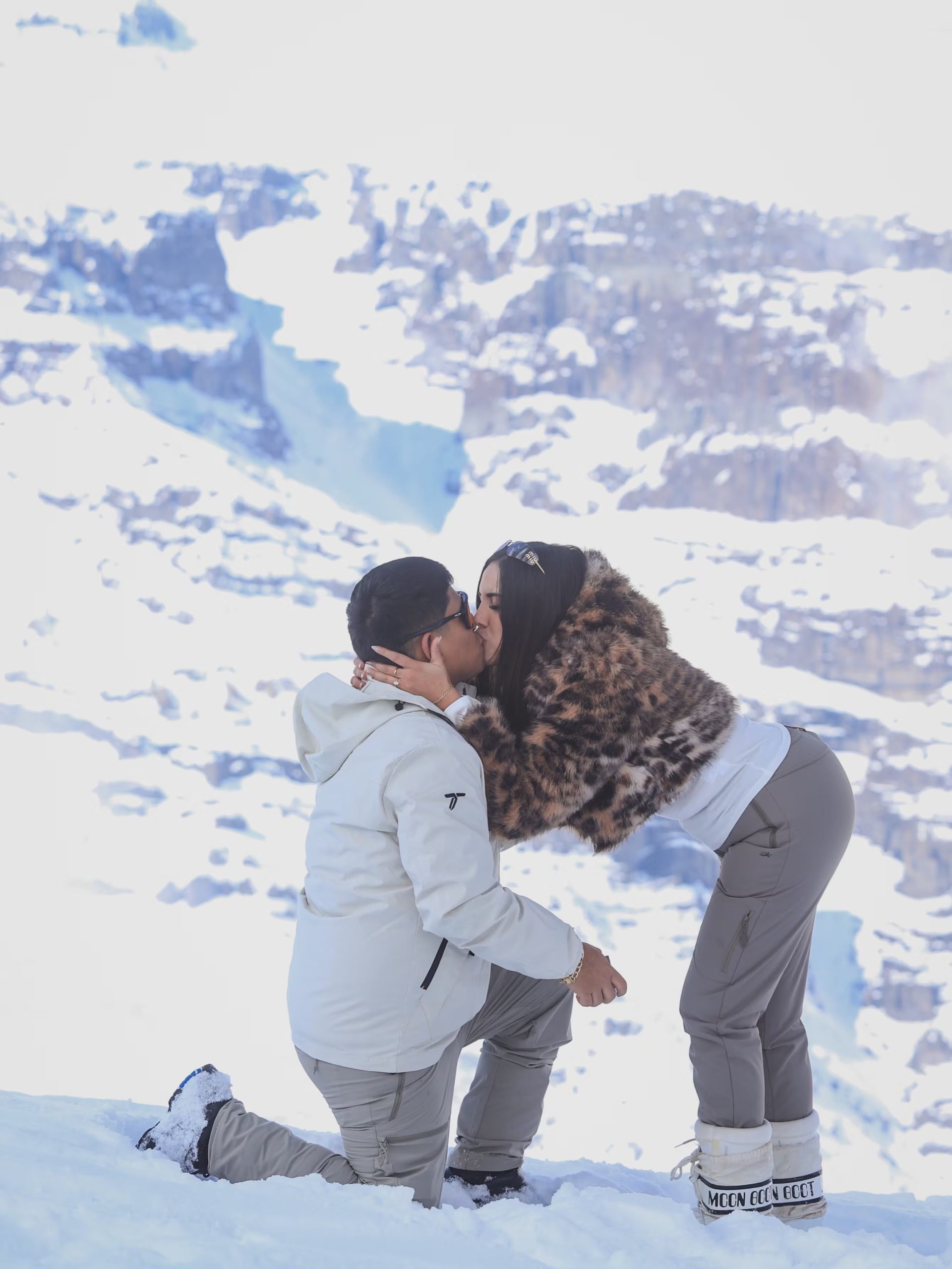 La influencer y su pareja se besan en un paisaje nevado, donde celebran una nueva etapa en su relación a meses del nacimiento de su hijo.