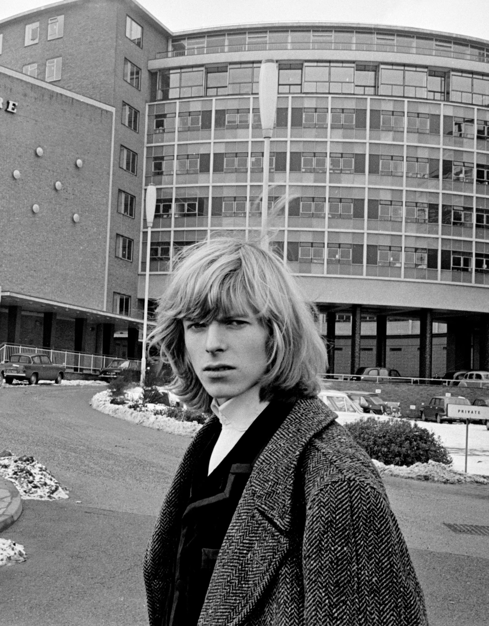 La canción muestra a Bowie en una etapa introspectiva, alejado de los personajes y propuestas experimentales que marcarían su carrera