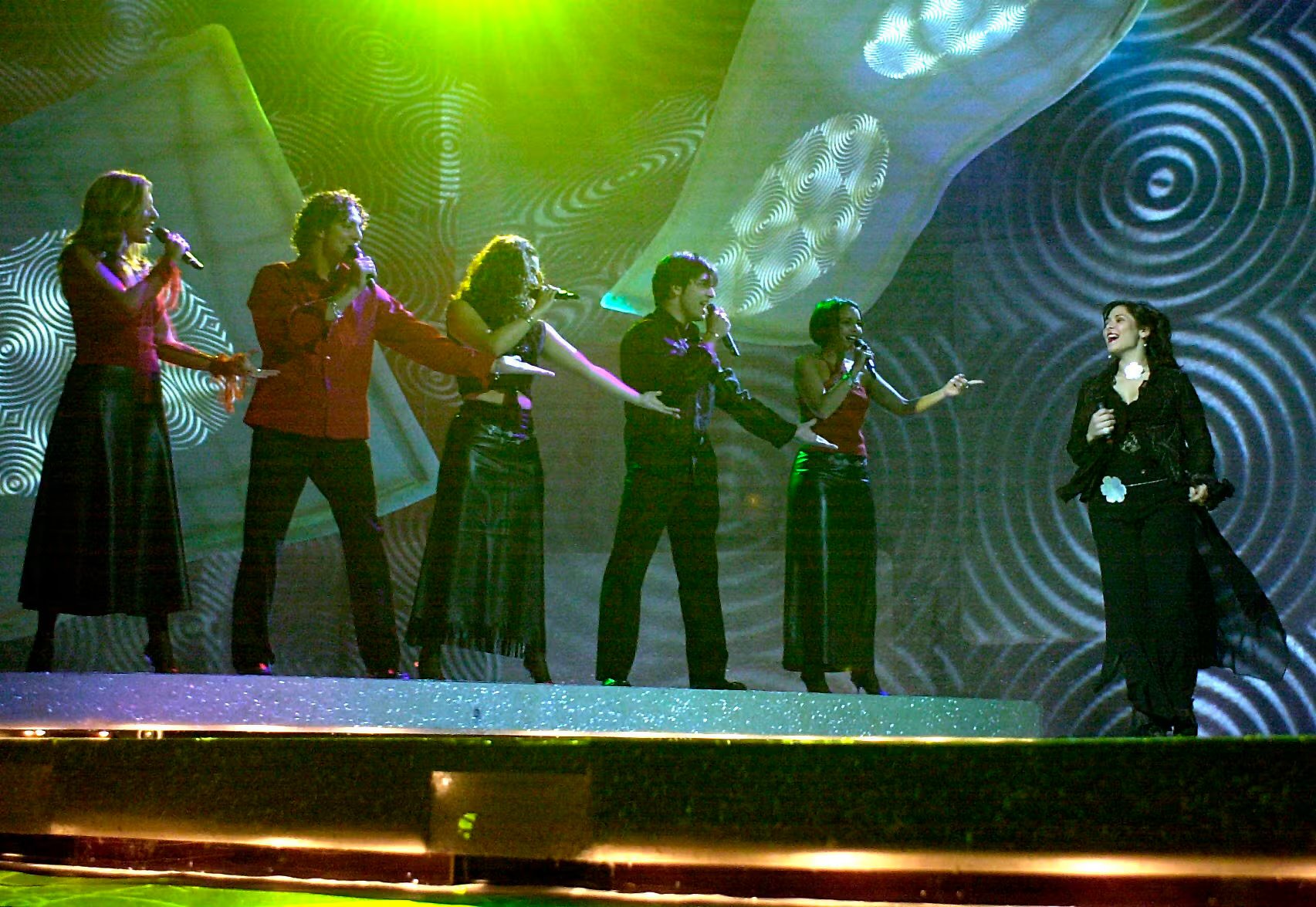 La representante española en el Festival de Eurovisión, Rosa, acompañada de Gisela, Bisbal, Geno, Bustamante y Chenoa durante su actuación en el último ensayo general previo a la celebración del 47 Festival de Eurovisión. EFE/Lluís Gené/Archivo

