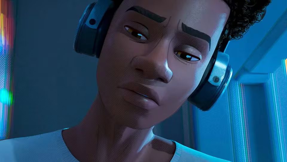 Miles Morales no suelta los cascos ni su playlist de confianza