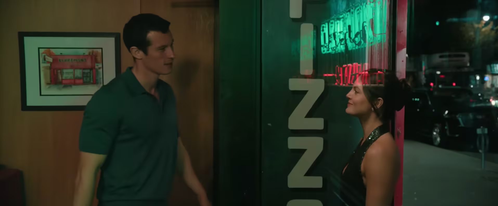 Solo por una noche marcó el regreso de Callum Turner a la comedia romántica y cambió de escala con la incorporación del director Will Gluck (YouTube: Universal Pictures)