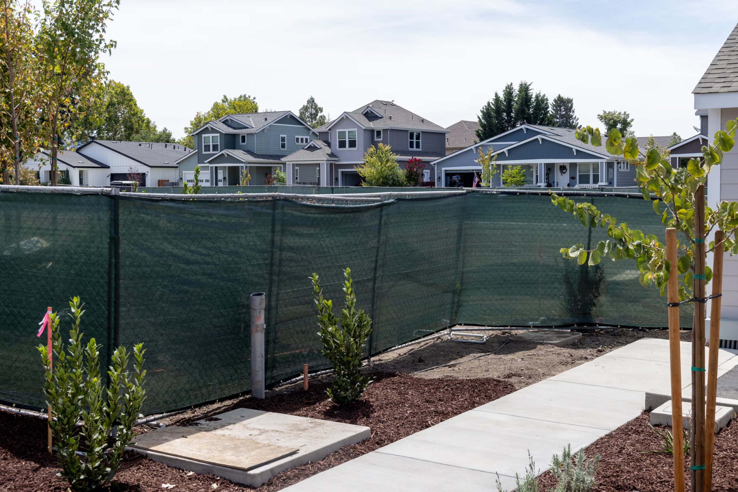 Las casas prefabricadas de Acacia Village se asemejan a las viviendas ya existentes en el vecindario (Rachel Bujalski/Para The Washington Post)