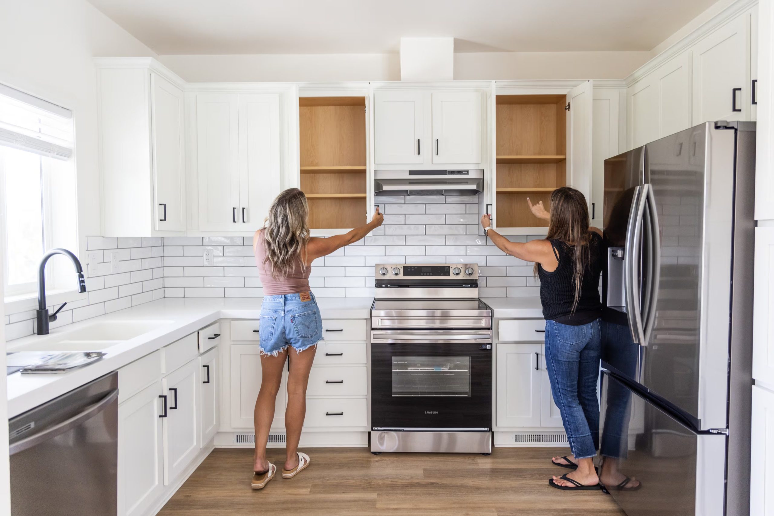 Crissy Rossi y Kristina Shearer recorren una casa construida por Villa en Acacia Lane (Rachel Bujalski/Para The Washington Post)