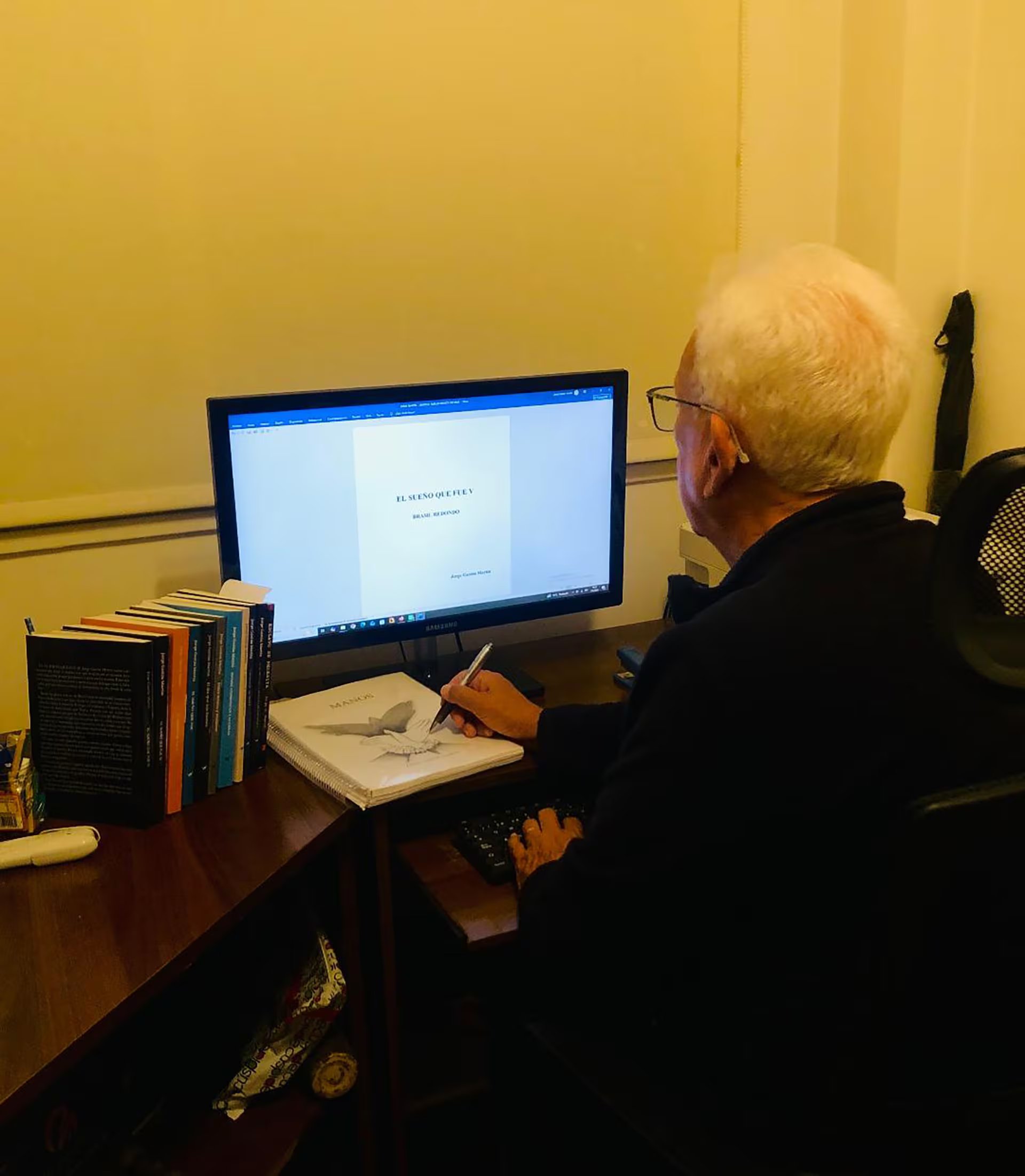 Martín ejerció la odontología durante más de 40 años, trabajó luego en la construcción y sostuvo en paralelo una producción de novelas y diarios de viaje.
