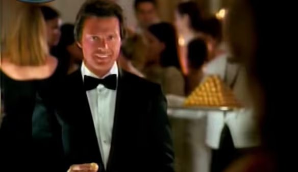 Sus comerciales para Sabritas, Coca-Cola, Corona, Ferrero Rocher y Tequila Don Ramón forman un archivo publicitario que retrata, campaña por campaña, la evolución de su imagen pública. (Captura de pantalla TikTok)