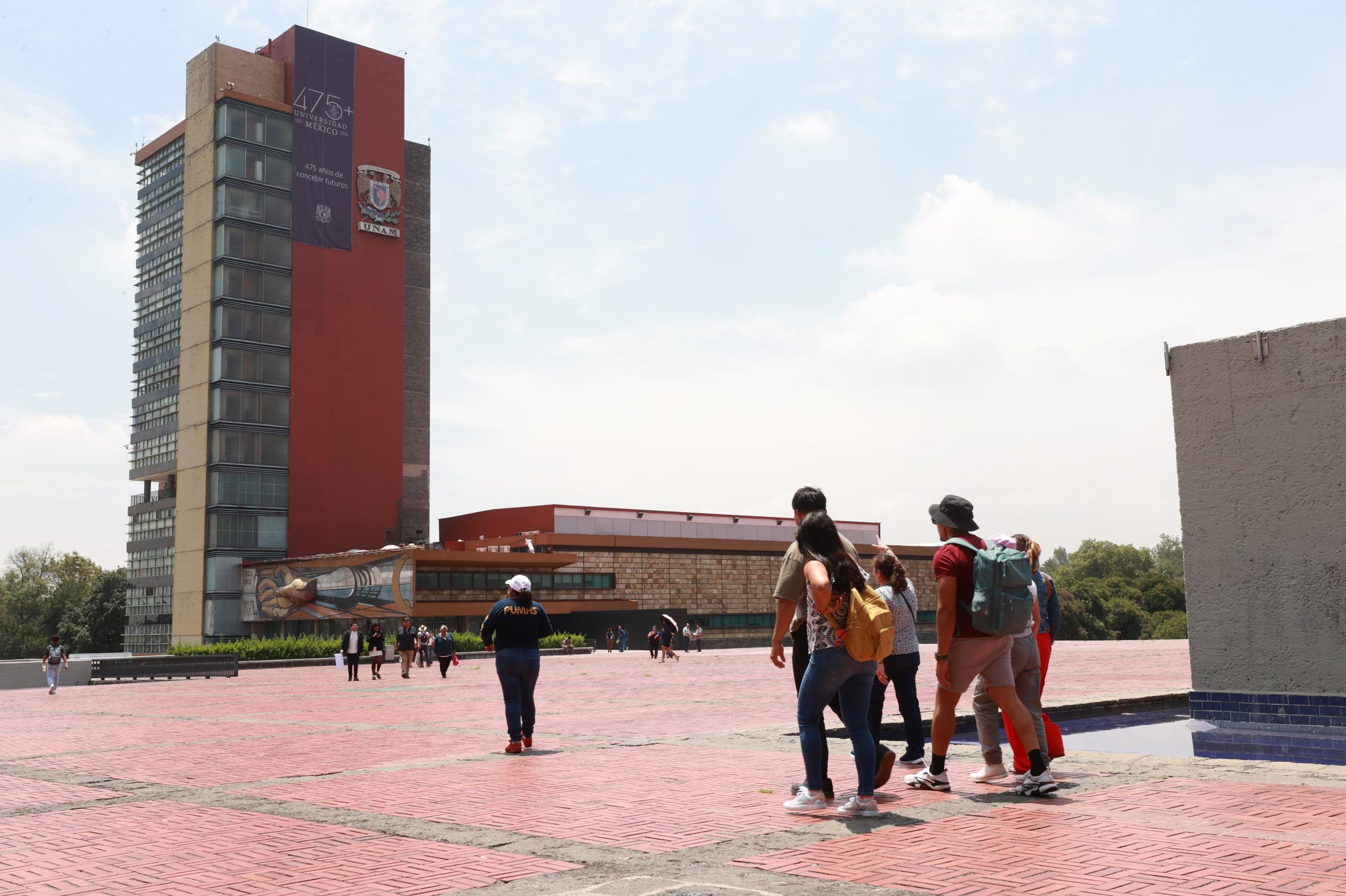 Jóvenes asisten a las instalaciones de Ciudad Universitaria este viernes, en Ciudad de México (México). EFE/ Mario Guzmán

