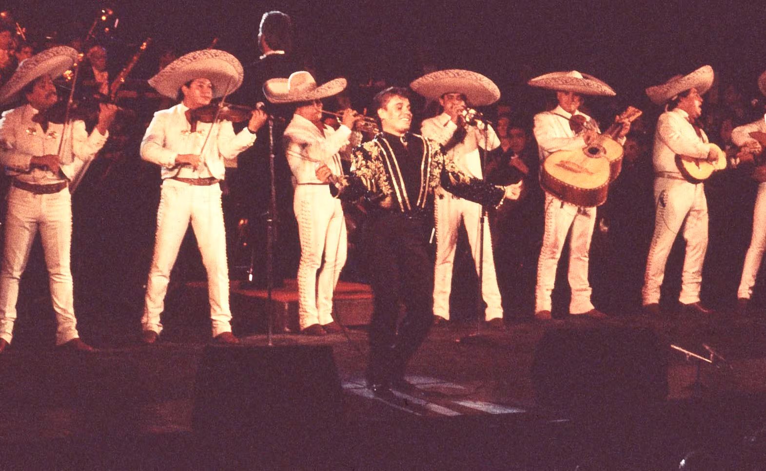 Esta imagen, difundida por Sony Music Entertainment México, muestra a Juan Gabriel en una escena de la película 