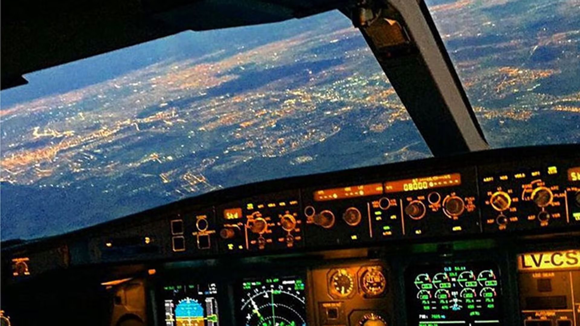 La decisión de contratar gamers como controladores aéreos se debe a su capacidad para tomar decisiones rápidas.