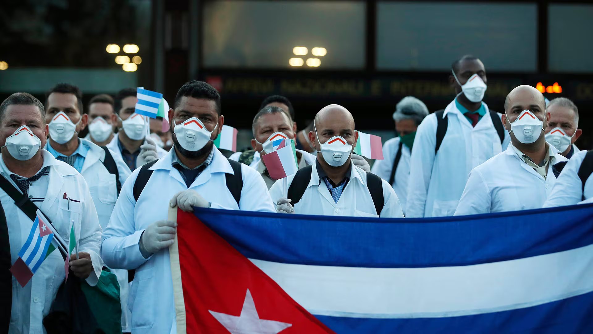 Una misión médica cubana en el exterior (AP Photo/Antonio Calanni/Archivo)