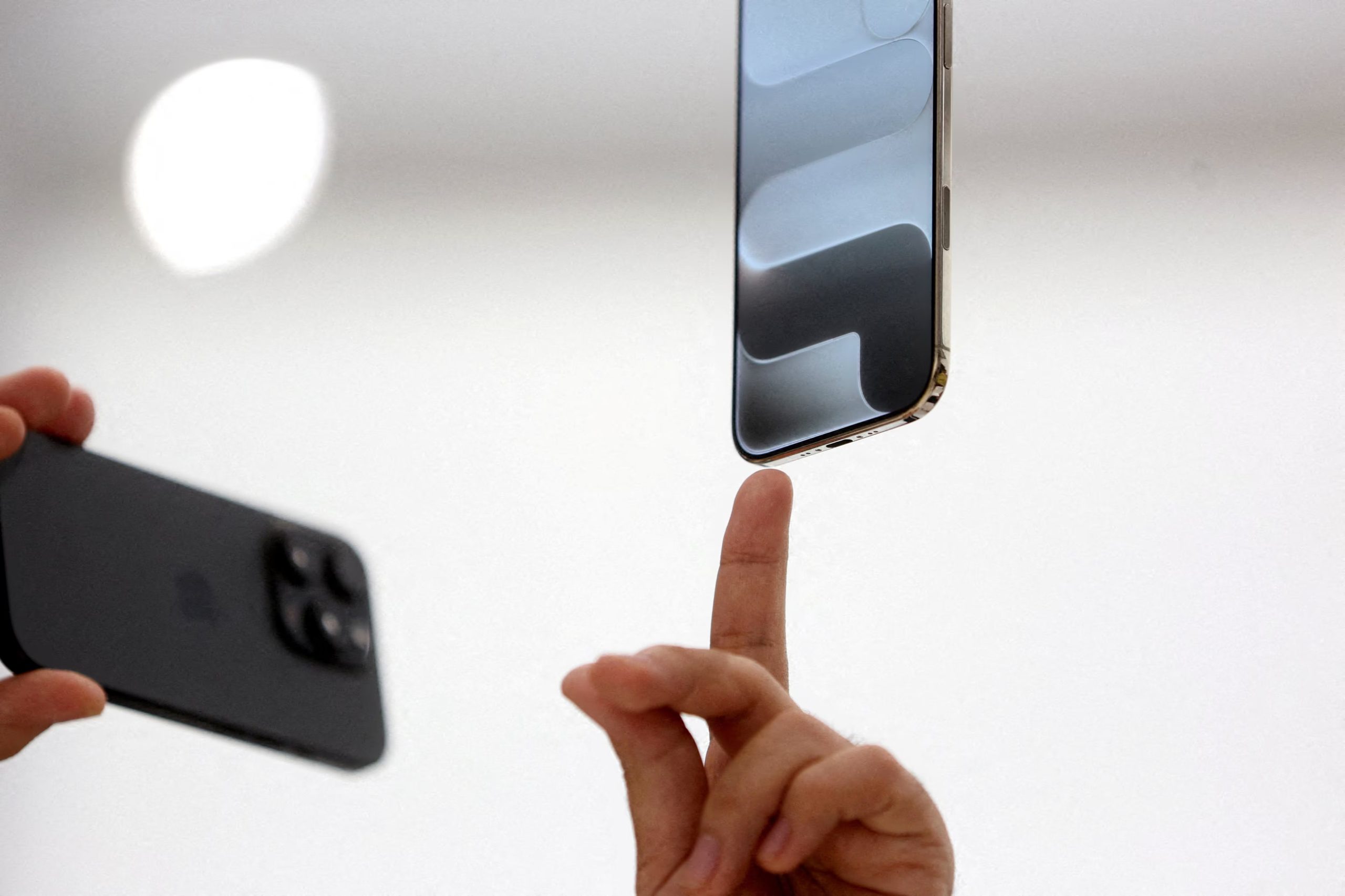 El desbloqueo con Apple Watch no permite autorizar pagos con Apple Pay ni validar operaciones en aplicaciones sin el código o Face ID. (REUTERS/Manuel Orbegozo)