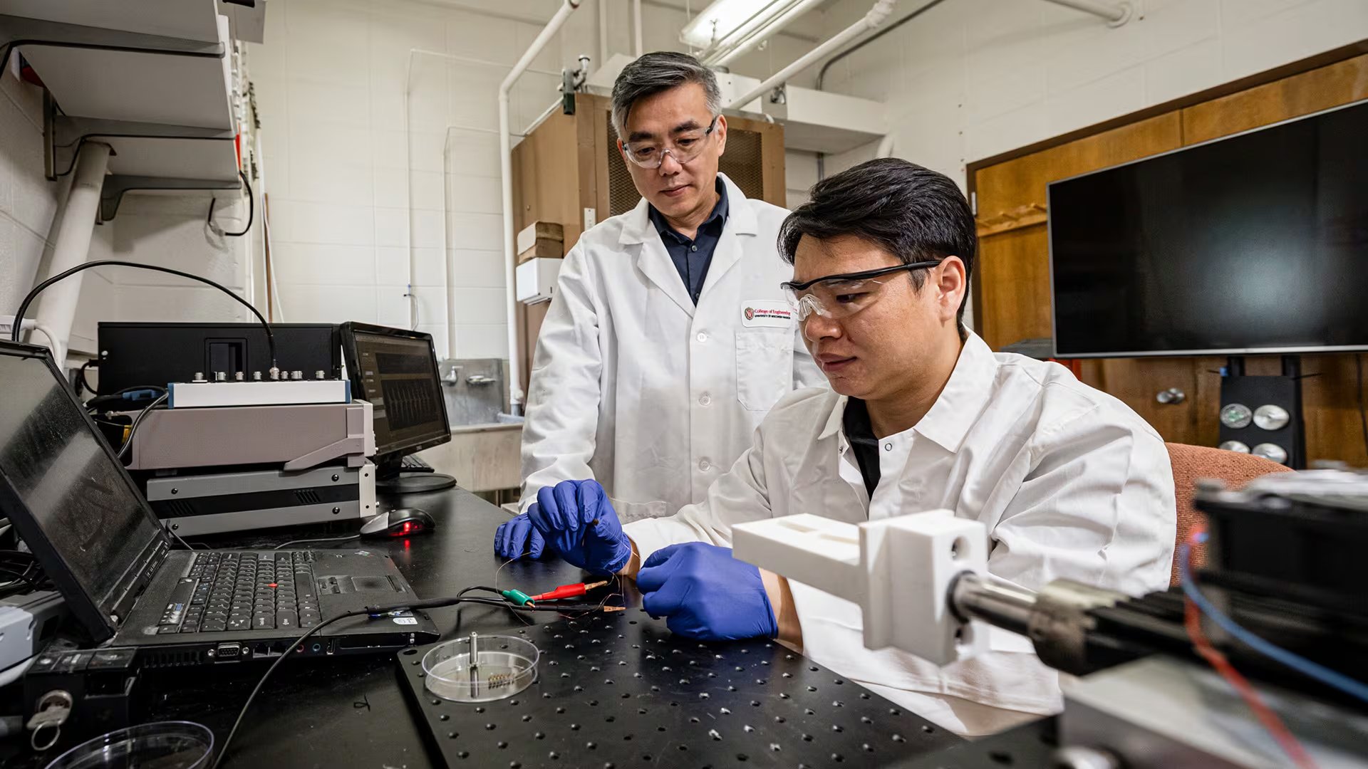 El equipo diseñó el dispositivo para que encaje en el compartimento de la batería del Micra, uno de los marcapasos intracardíacos más difundidos (Joel Hallberg / UW–Madison)