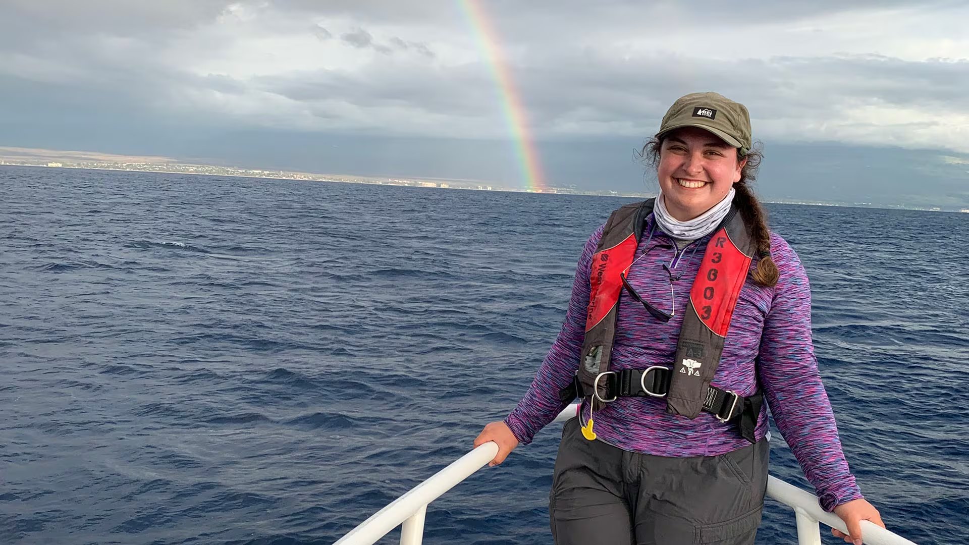 Julia M. Zeh, investigadora de la Universidad de Syracuse, lideró el estudio que conectó por primera vez el canto de las ballenas jorobadas con su ciclo de buceo./Syracuse University