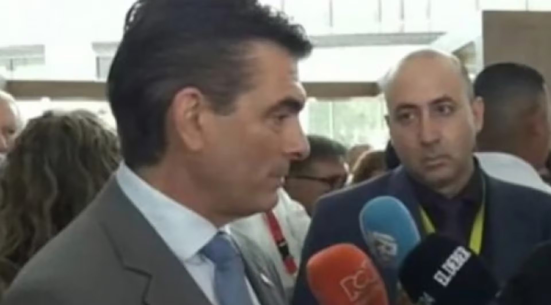 Fernando Cerimedo, asesor de Rodrigo Paz, observa al presidente durante una entrevista en Panamá.