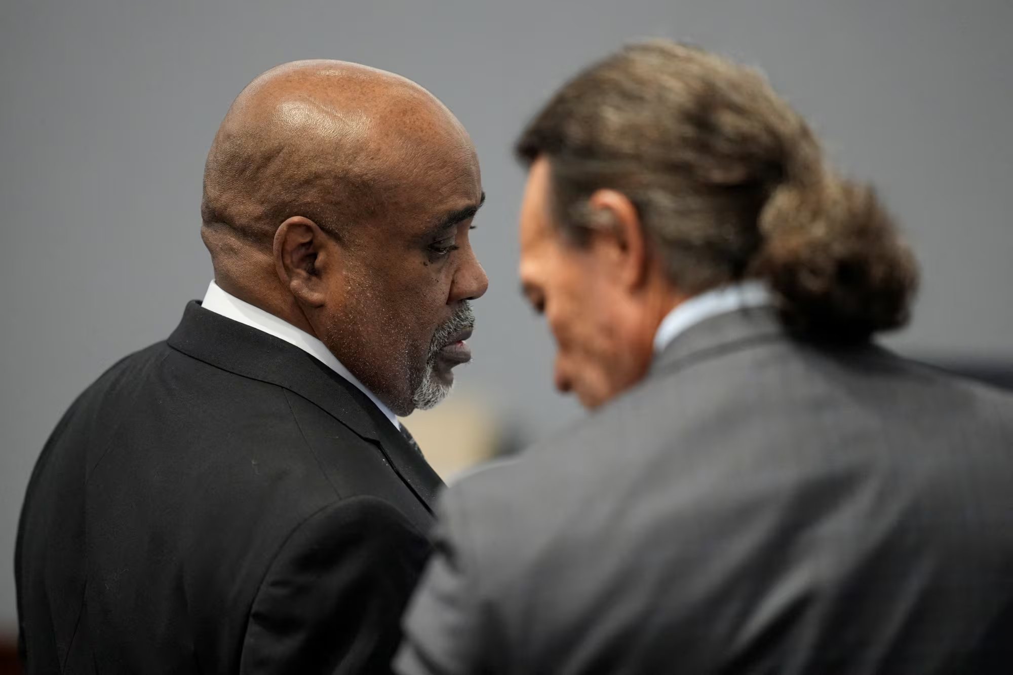 La acusación afirmó que Duane Keefe D Davis organizó el ataque contra Tupac Shakur y que su caso se apoya en declaraciones del propio acusado en un libro de 2019 (John Locher/Pool via REUTERS)