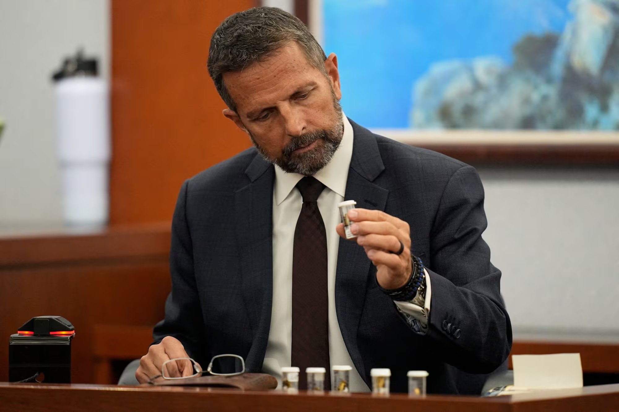 Dean O’Kelley, exagente policial, declaró sobre los hallazgos balísticos realizados la noche del asesinato de Tupac Shakur (John Locher/Pool via REUTERS)