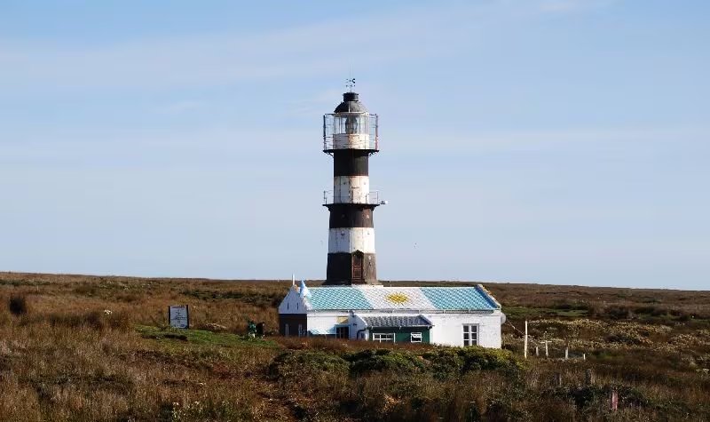 Entre los casos más llamativos en Argentina está el Faro Año Nuevo, en la isla Observatorio, Tierra del Fuego. Su luz se encendió por primera vez en 1902 y reemplazó al Faro de San Juan de Salvamento, conocido como el Faro del Fin del Mundo (Foto: Comisión Nacional de Monumentos, de Lugares y de Bienes Históricos)