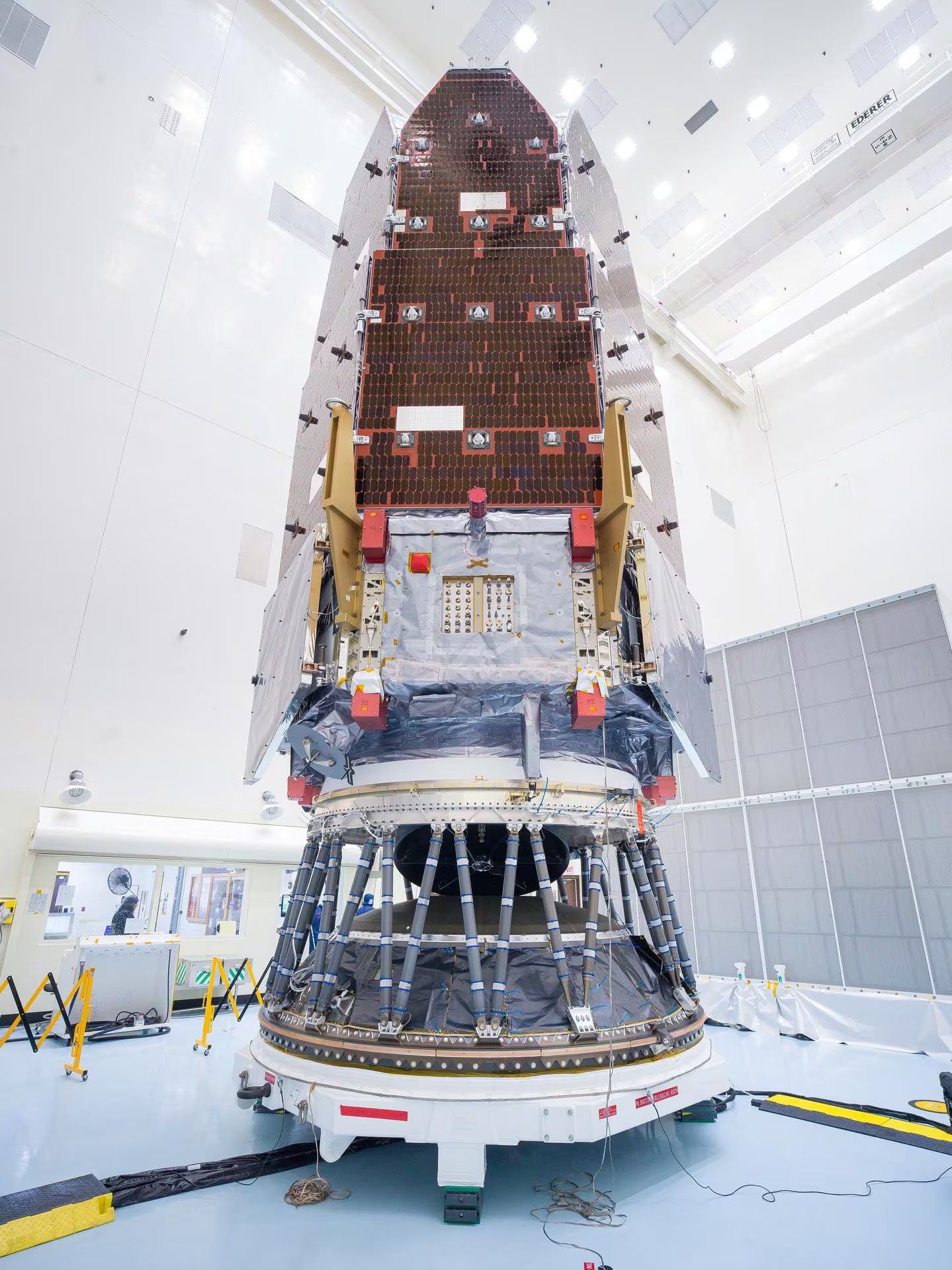 El telescopio Nancy Grace Roman observará mil millones de galaxias, su campo de visión es cien veces mayor que el del legendario Hubble
- NASA/Jolearra Tshiteya via REUTERS 