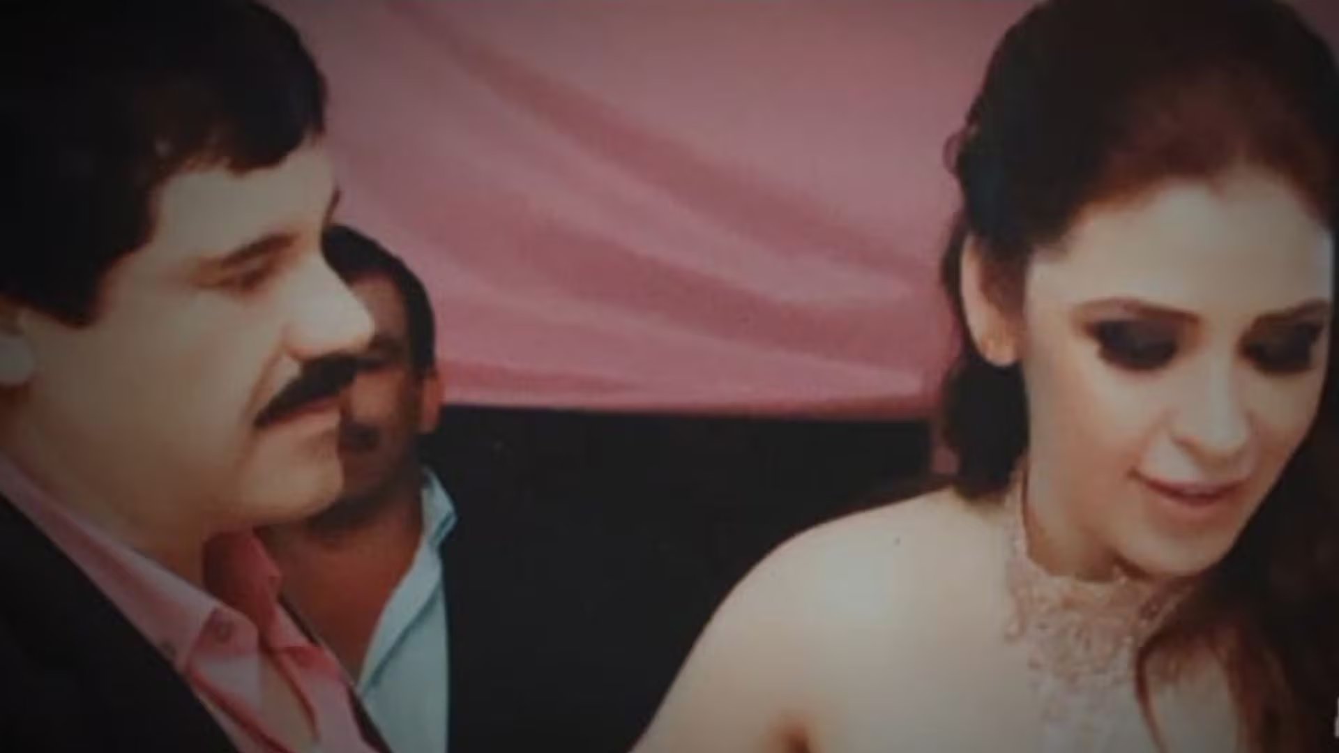 Emma Coronel relató que la última vez que vio a Joaquín “El Chapo” Guzmán en libertad fue durante una cena familiar, días antes de Navidad de 2015 . (Oxygen True Crime/Captura de pantalla)