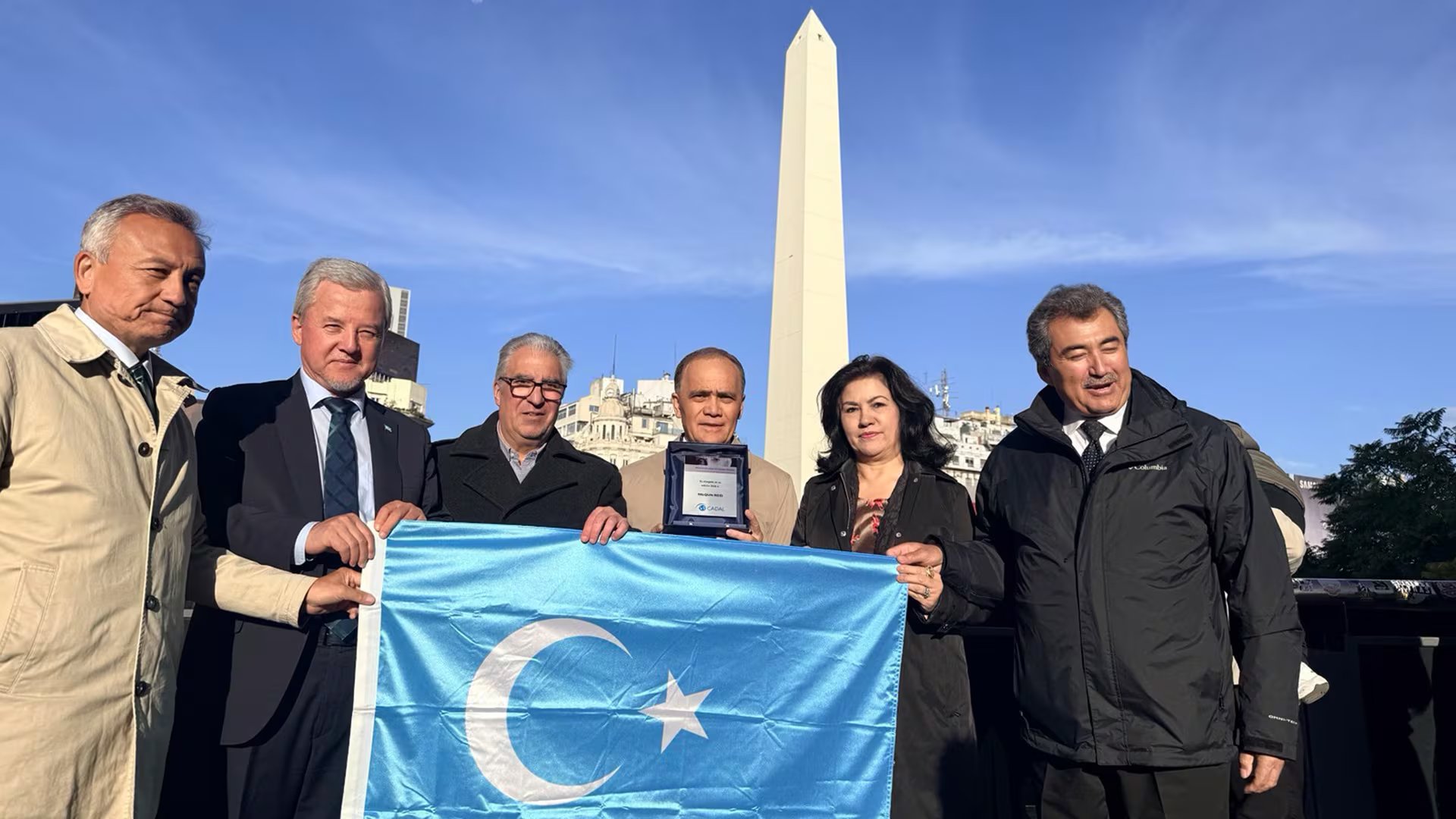 Dolkun Isa; Turgunjan Alawdun -presidente del WUC-; Gabriel Salvia -director general de CADAL-; Rishat Abbas; Rushan Abbas; y Abdulhakim Idris -director ejecutivo del Centro de Estudios Uigur-