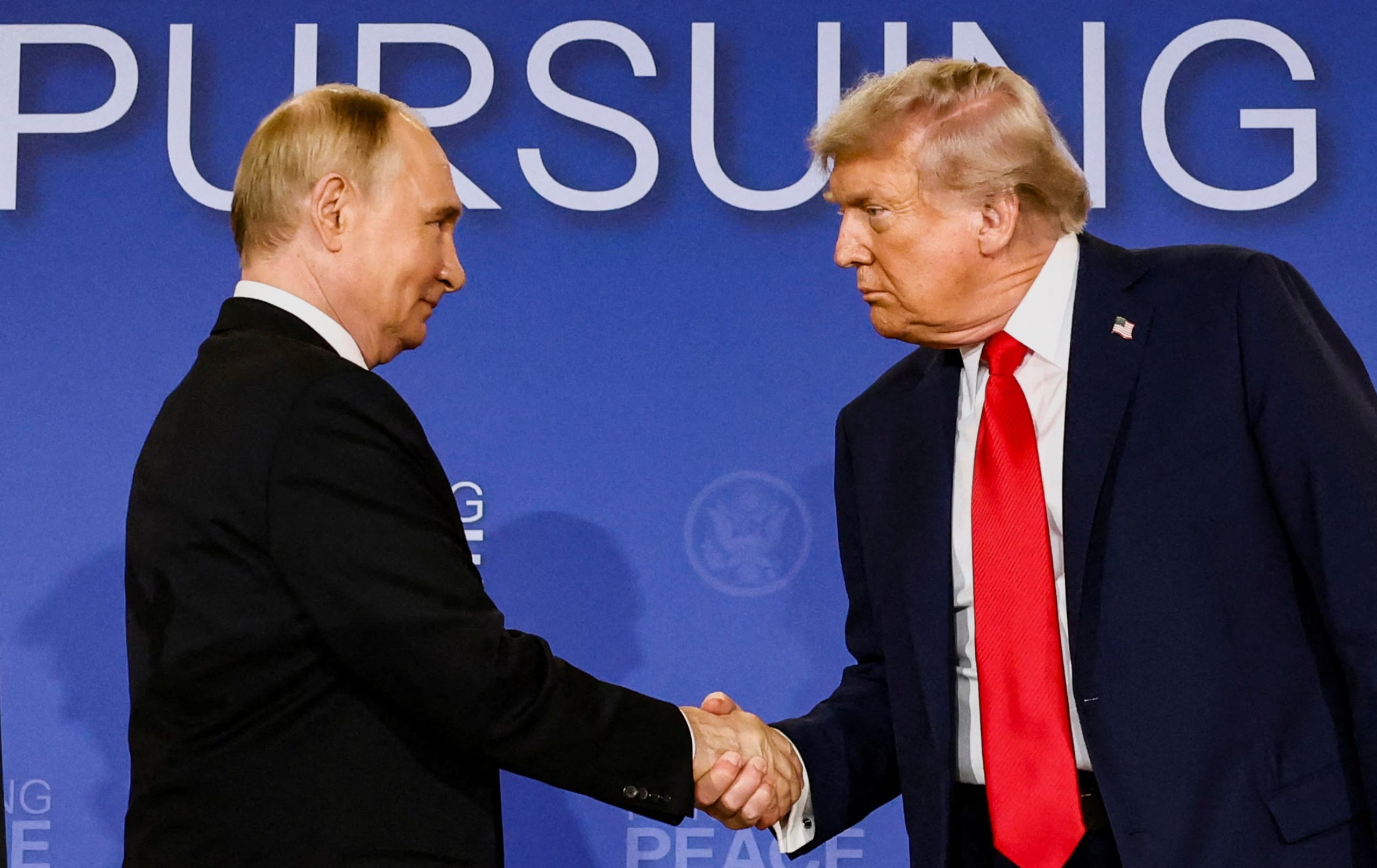 Donald Trump y Vladimir Putin durante la cumbre en Alaska el 15 de agosto de 2025. (REUTERS/Kevin Lamarque)