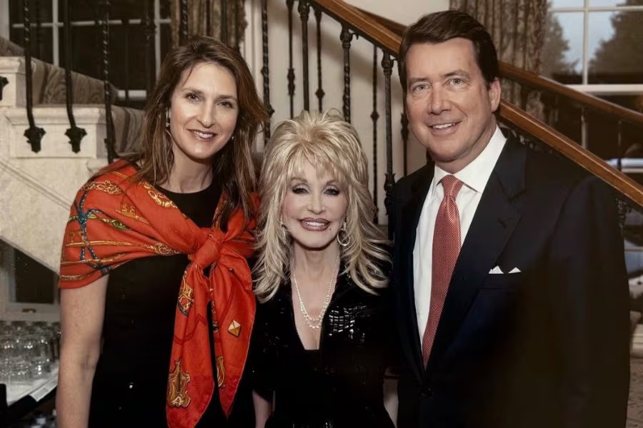 El senador de Estados Unidos Bill Hagerty posa junto a la cantante Dolly Parton y su esposa Chrissy Hagerty (X: @SenatorHagerty).