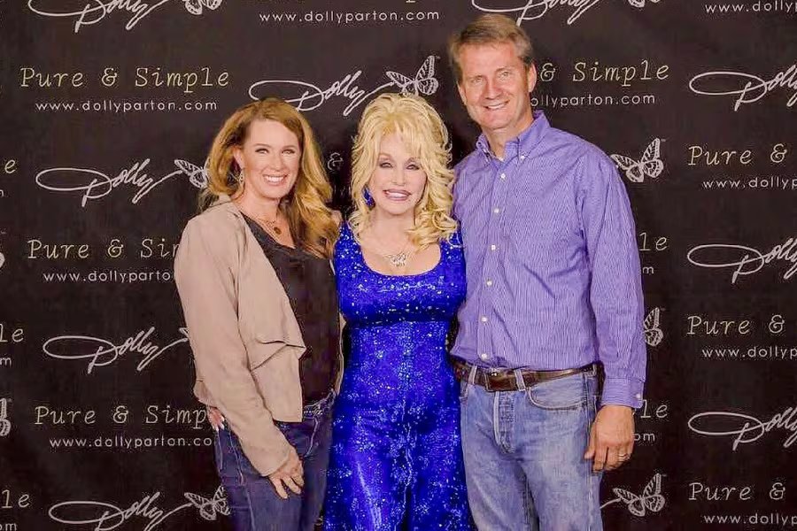 El senador estadounidense Tim Burchett junto a Dolly Parton (X: @timburchett).