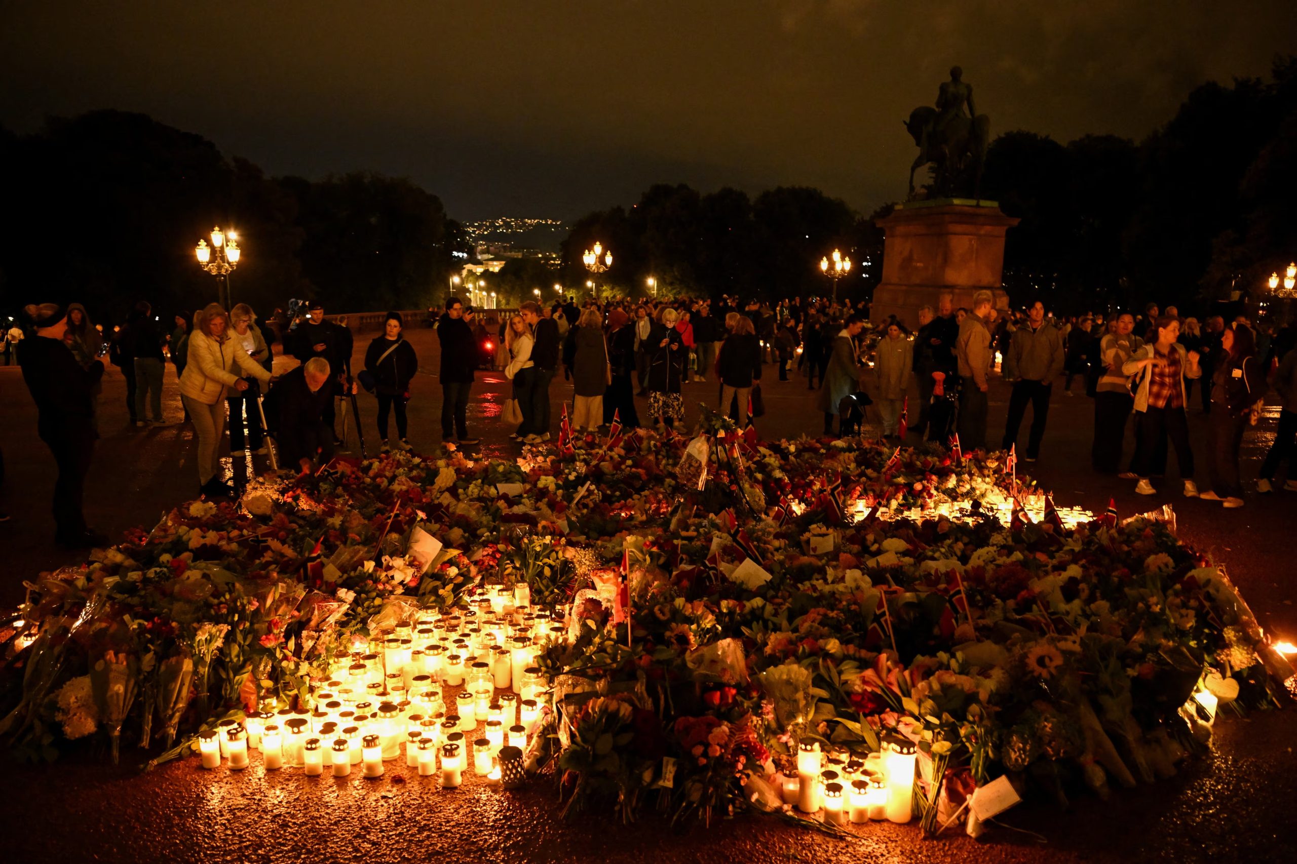 Personas se reúnen para presentar sus respetos frente al Palacio Real tras la muerte del rey Harald de Noruega, en Oslo, Noruega, el 28 de agosto de 2026 ( REUTERS/Dylan Martinez)