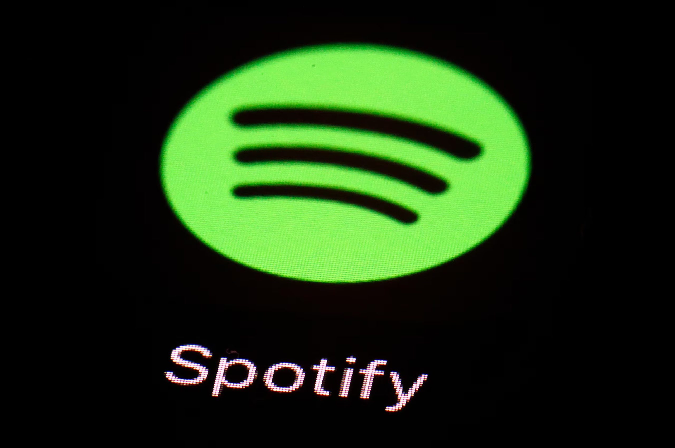 Se anunciaron nuevas medidas de Apple Music y Spotify para etiquetar contenido generado con inteligencia artificial (AP/Patrick Semansky,archivo)