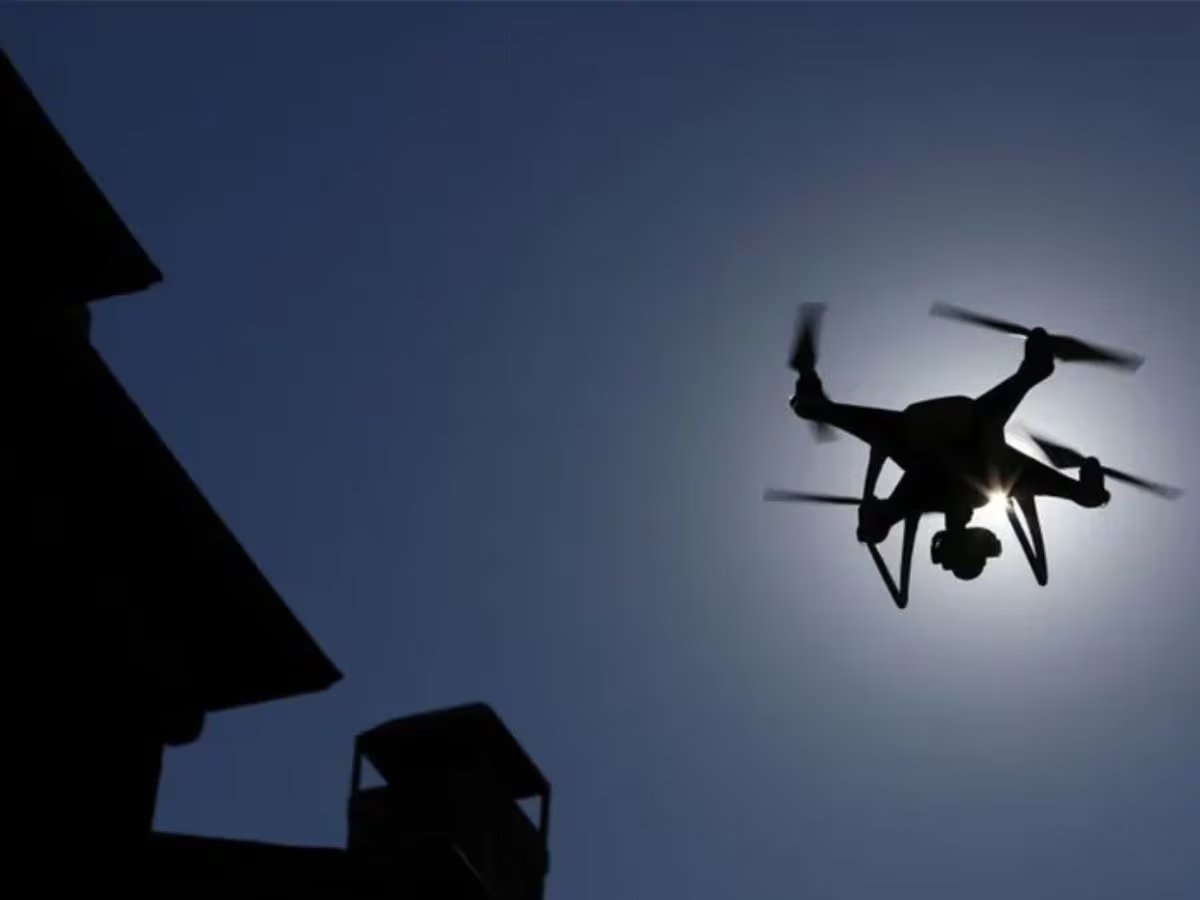 Redes de cámaras y sensores ya aceleran avisos frente a llamadas tradicionales, y especialistas proyectan integrar esas alertas con flotas autónomas para iniciar contención inmediata, sin sustituir aviones cisterna ni equipos humanos - (Foto: Composición fotográfica)