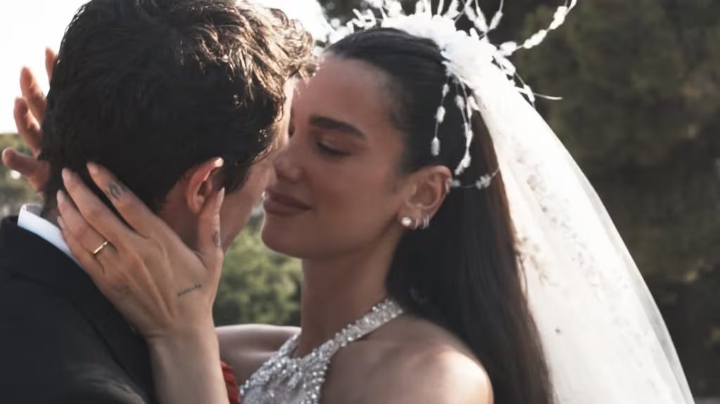 Dua Lipa eligió Italia para su boda con Callum Turner por sus creencias en la astrología. (Instagram)