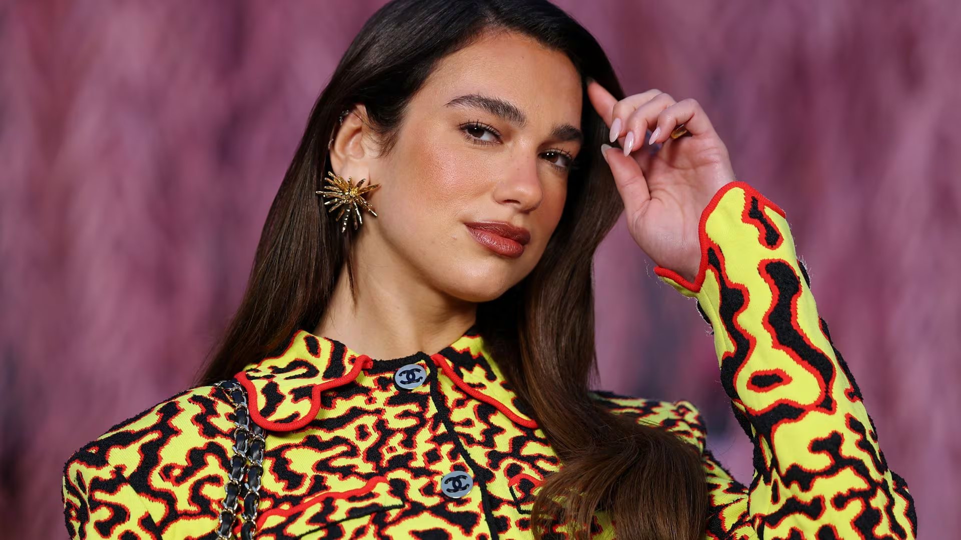 Dua Lipa, nacida en Londres de padres albaneses del Kosovo, sostuvo que su familia marcó su determinación y su visión del éxito y las redes sociales (REUTERS/Gonzalo Fuentes)
