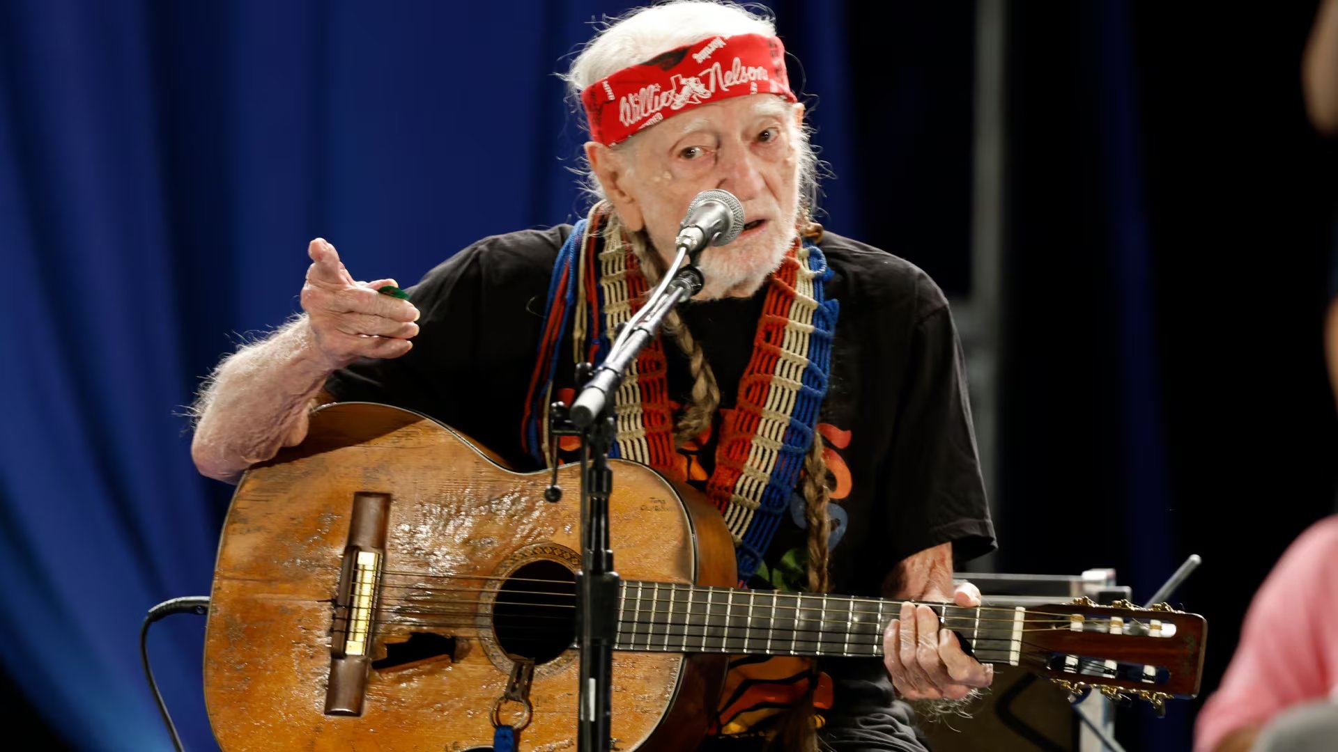 La admiración de Dwayne Johnson por Willie Nelson se remonta a su juventud (Foto AP/Annie Mulligan)