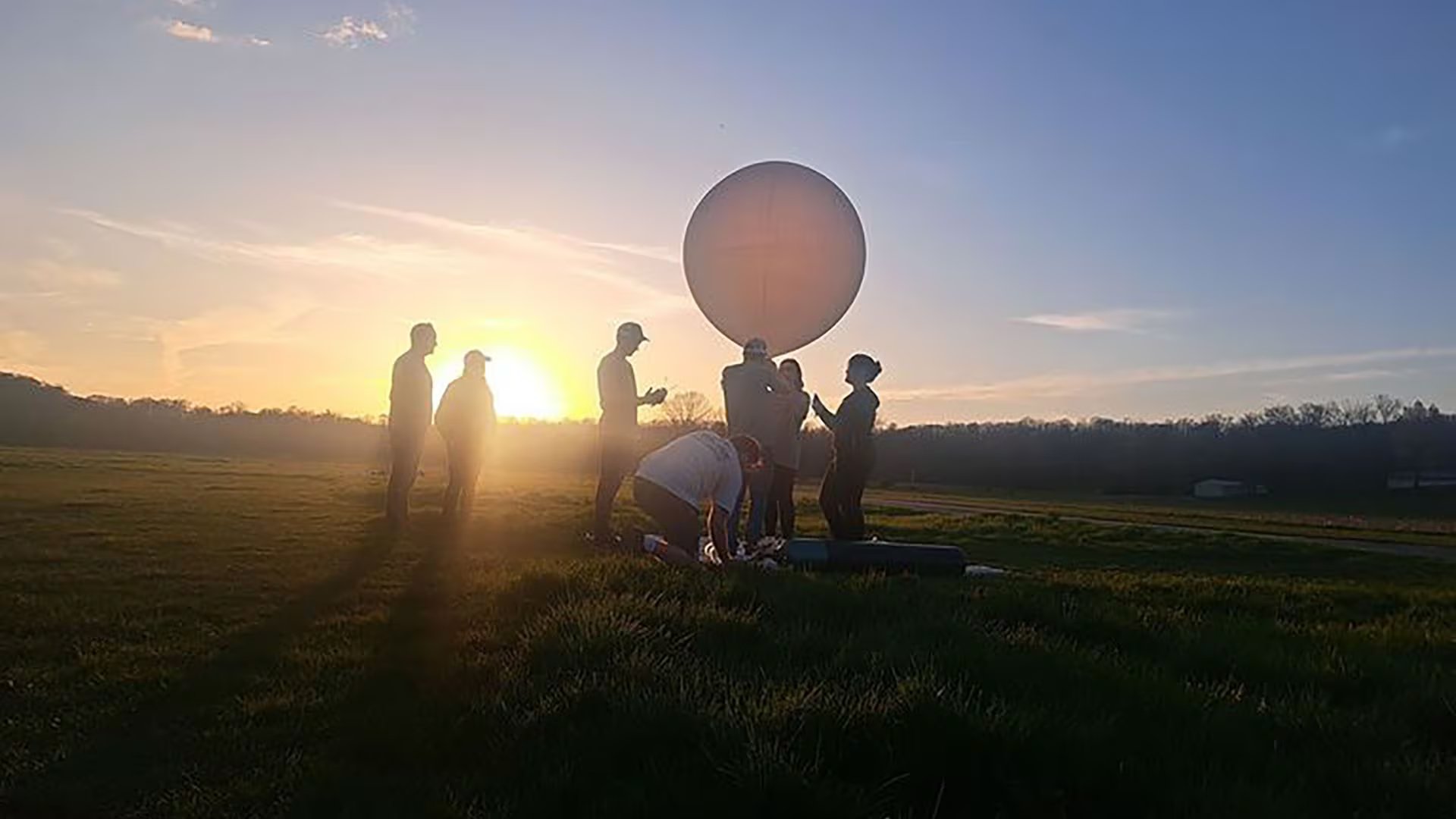 La campaña incluye el lanzamiento de globos científicos para estudiar la atmósfera terrestre en Islandia y España (Sean Bailey/Universidad de Kentucky)