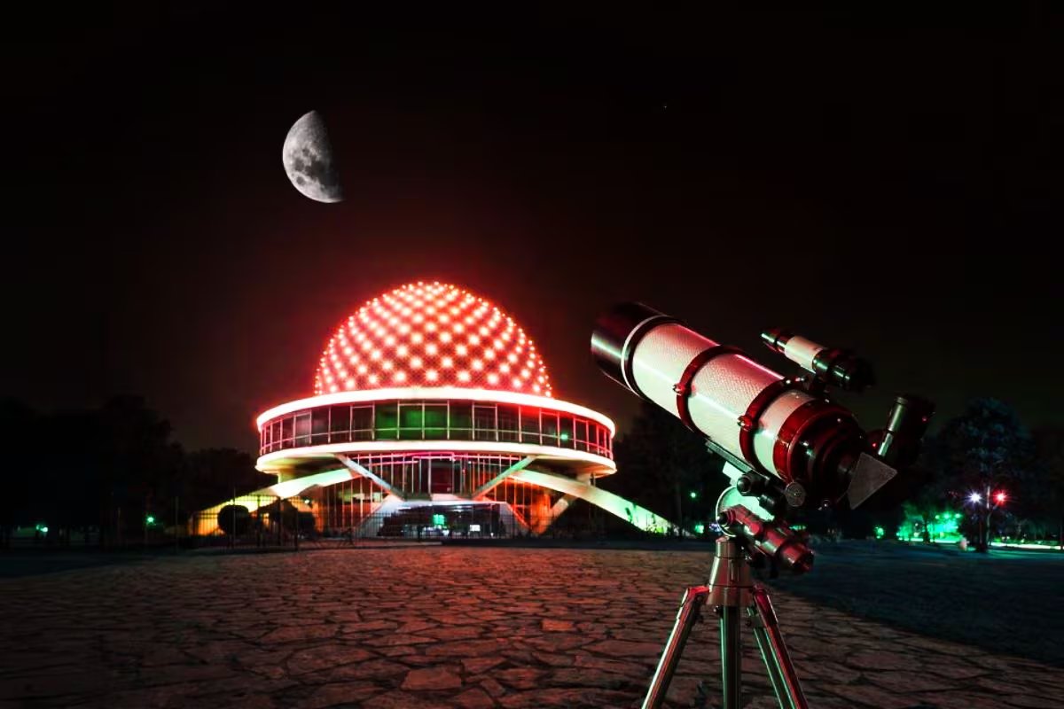 El Planetario Galileo Galilei de Buenos Aires organiza un evento con 10 telescopios para que el público pueda observar el eclipse parcial lunar (Planteario)
