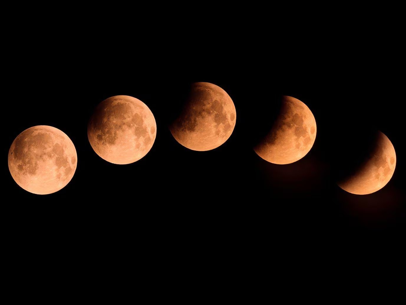 Cinco fases de un eclipse lunar registrado el 27 de agosto en Lima, Perú, exponen la progresión de la sombra sobre la superficie del satélite. (VisualesIA)