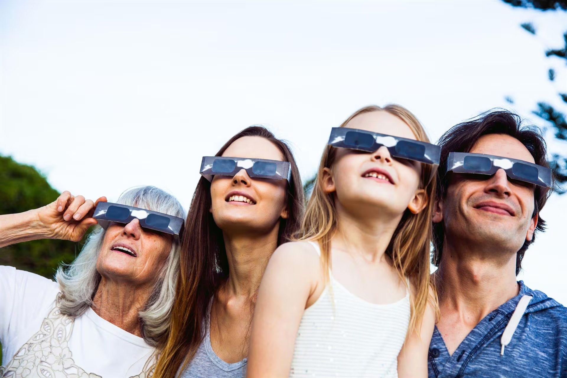 Mirar el Sol sin protección durante el eclipse puede provocar daños oculares irreversibles, solo las gafas certificadas garantizan seguridad visual
