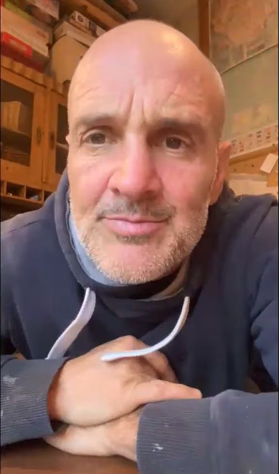Ed Stafford llegó a los ritos de iniciación pensando que pondrían a prueba su resistencia, pero descubrió que el verdadero aprendizaje estaba en abandonar el egoísmo y aceptar el valor de la comunidad. (Difusión)