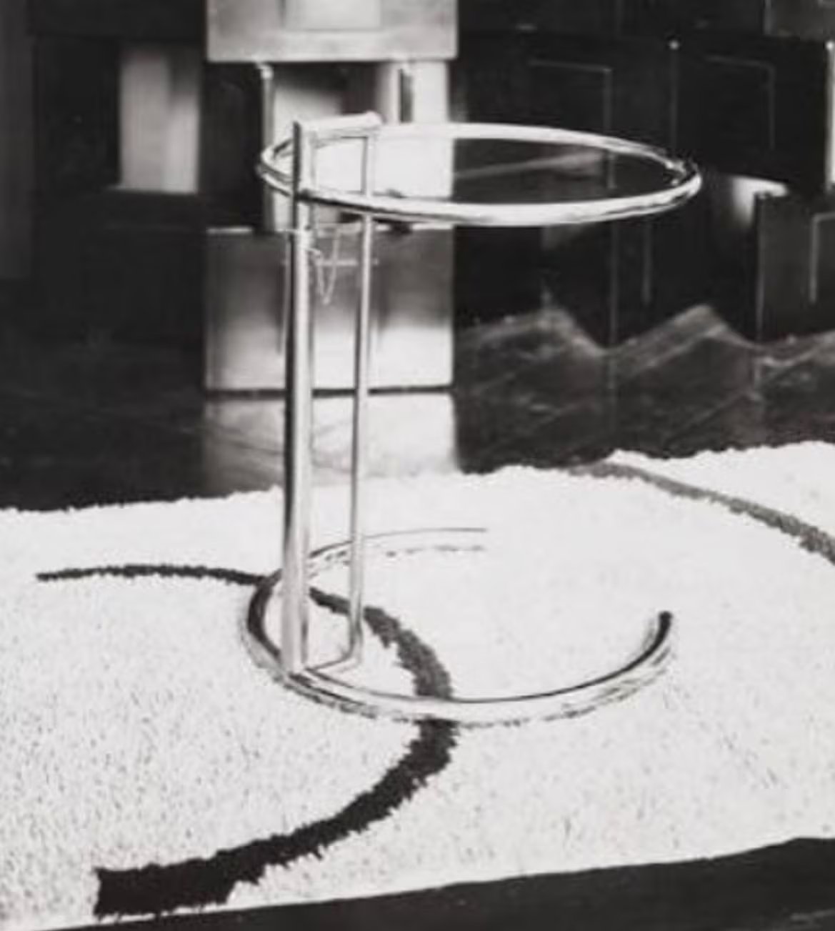 Luciana Levinton relee el legado de Eileen Gray desde Buenos Aires y convierte la muestra en un homenaje, una investigación visual y una traducción entre épocas.