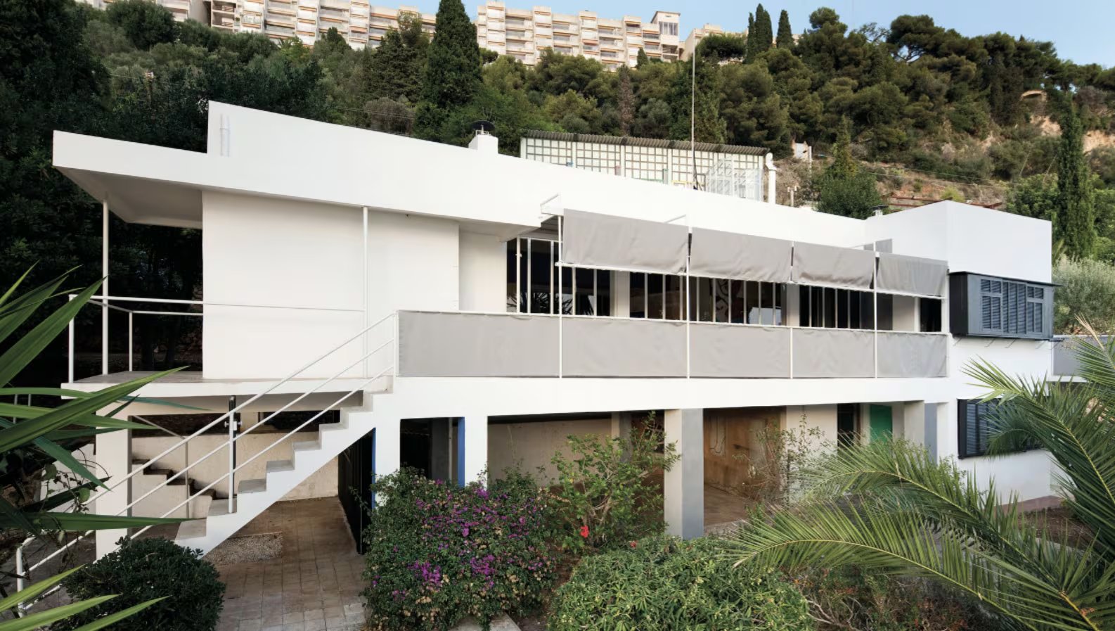 El vínculo de Luciana Levinton con Eileen Gray comenzó en los años 90 a partir de la mesa de acero y vidrio de altura regulable, una pieza emblemática del diseño moderno.