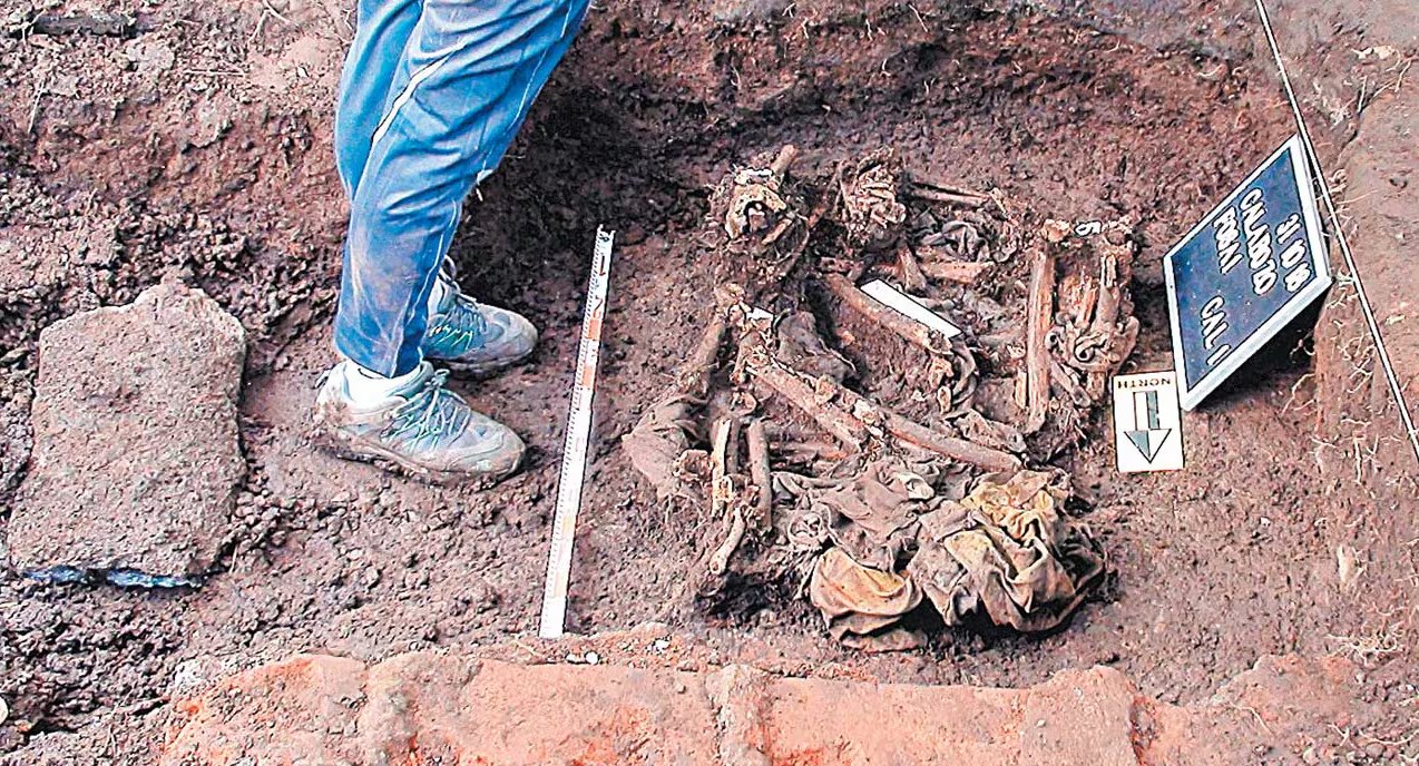 Restos óseos localizados en una fosa de San Sebastián, San Vicente, durante las exhumaciones realizadas en 2018 como parte de la búsqueda de víctimas de la masacre de El Calabozo (Cortesía: LPG).