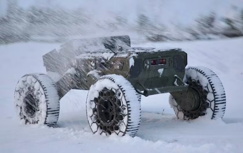Los FireAnt de Swarmbotics AI son vehículos terrestres no tripulados con diseño modular para reconocimiento, vigilancia y guerra electrónica (Infobae en Vivo)