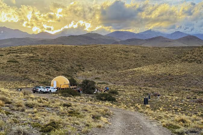 El enclave incorpora domos geodésicos y viviendas prefabricadas para uso operativo y recreativo (Wamani)