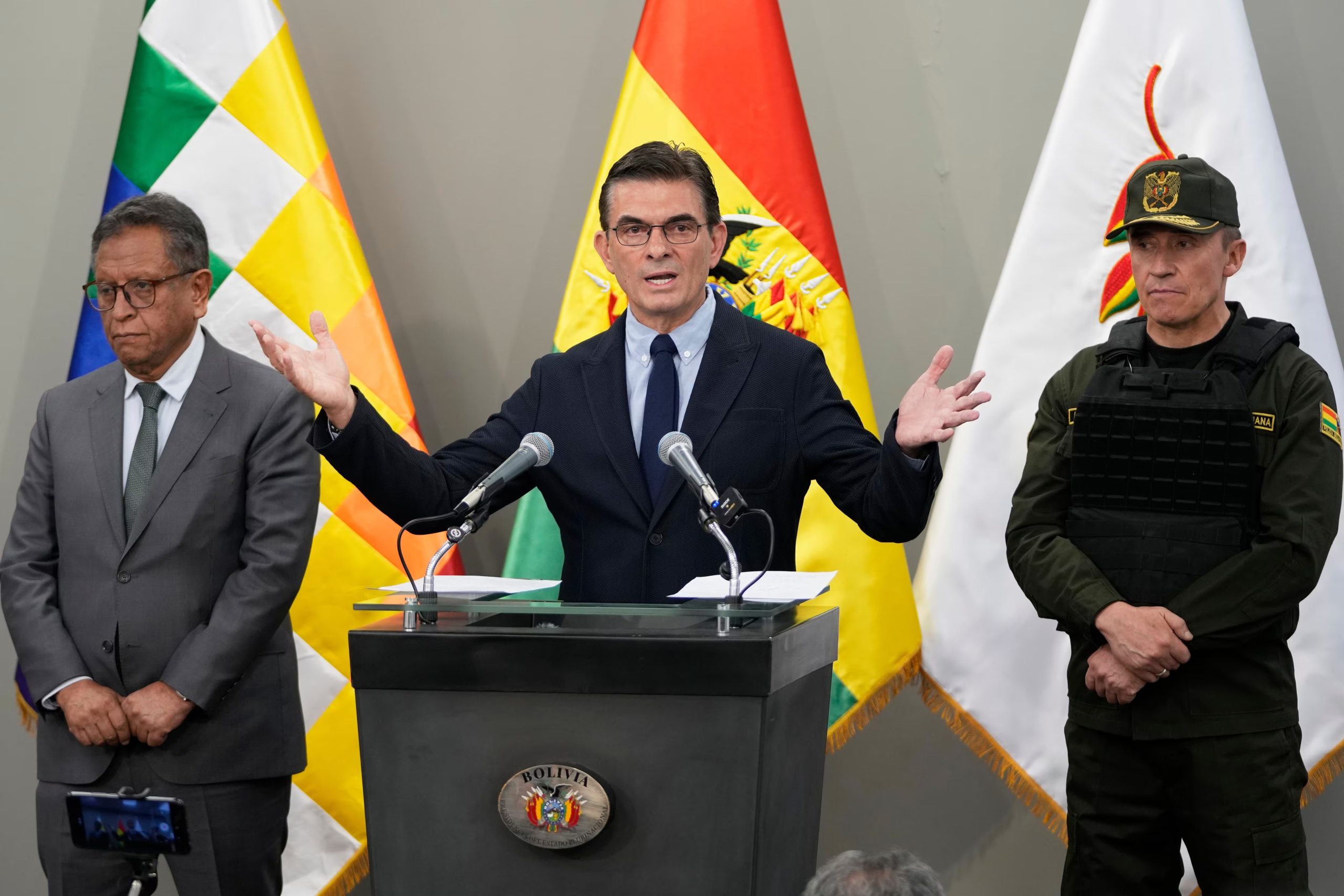 El presidente boliviano Rodrigo Paz flanqueado por el ministro de Gobierno, Marco Antonio Oviedo, a la izquierda, y el comandante general de la Policía Nacional, Mirko Sokol, durante una conferencia de prensa en La Paz, Bolivia. Archivo. (AP Foto/Juan Karita)