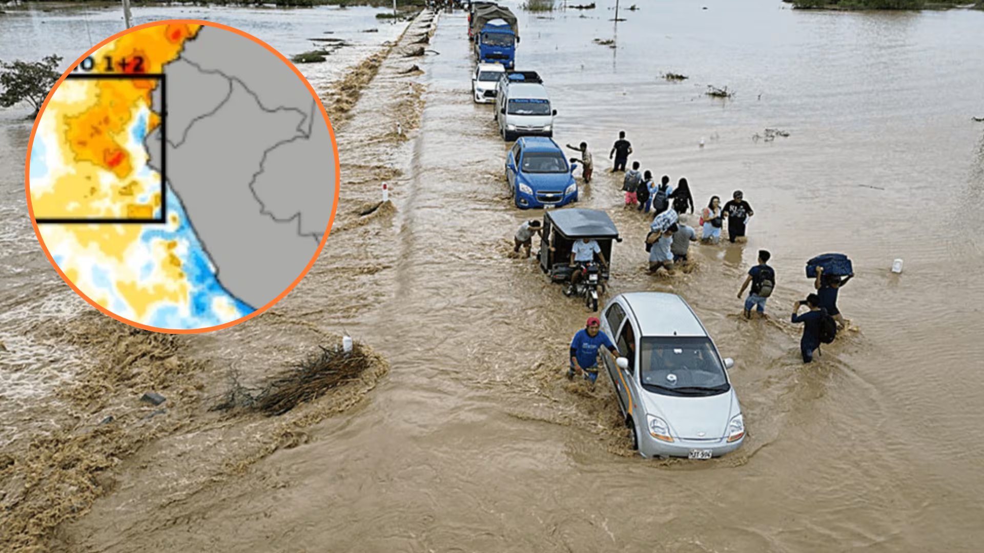 Personas y vehículos transitan por una carretera inundada en Perú, mientras un mapa ilustra las anomalías térmicas en la costa, un escenario asociado al posible Niño Costero de 2026, según Senamhi. (Infobae Perú)